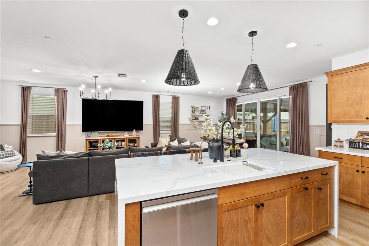 2115 Enchantment Dr., Manteca, CA 95337