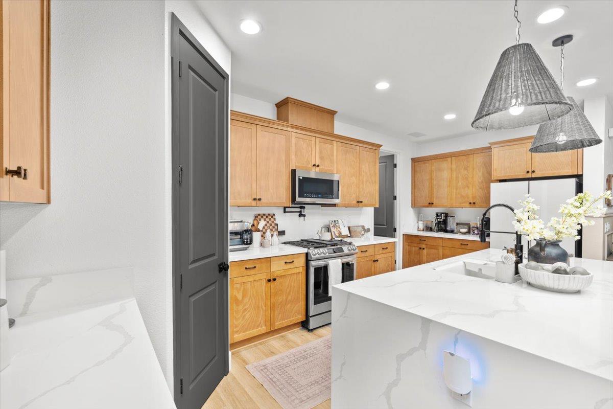 2115 Enchantment Dr., Manteca, CA 95337