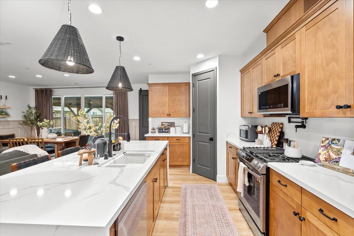 2115 Enchantment Dr., Manteca, CA 95337