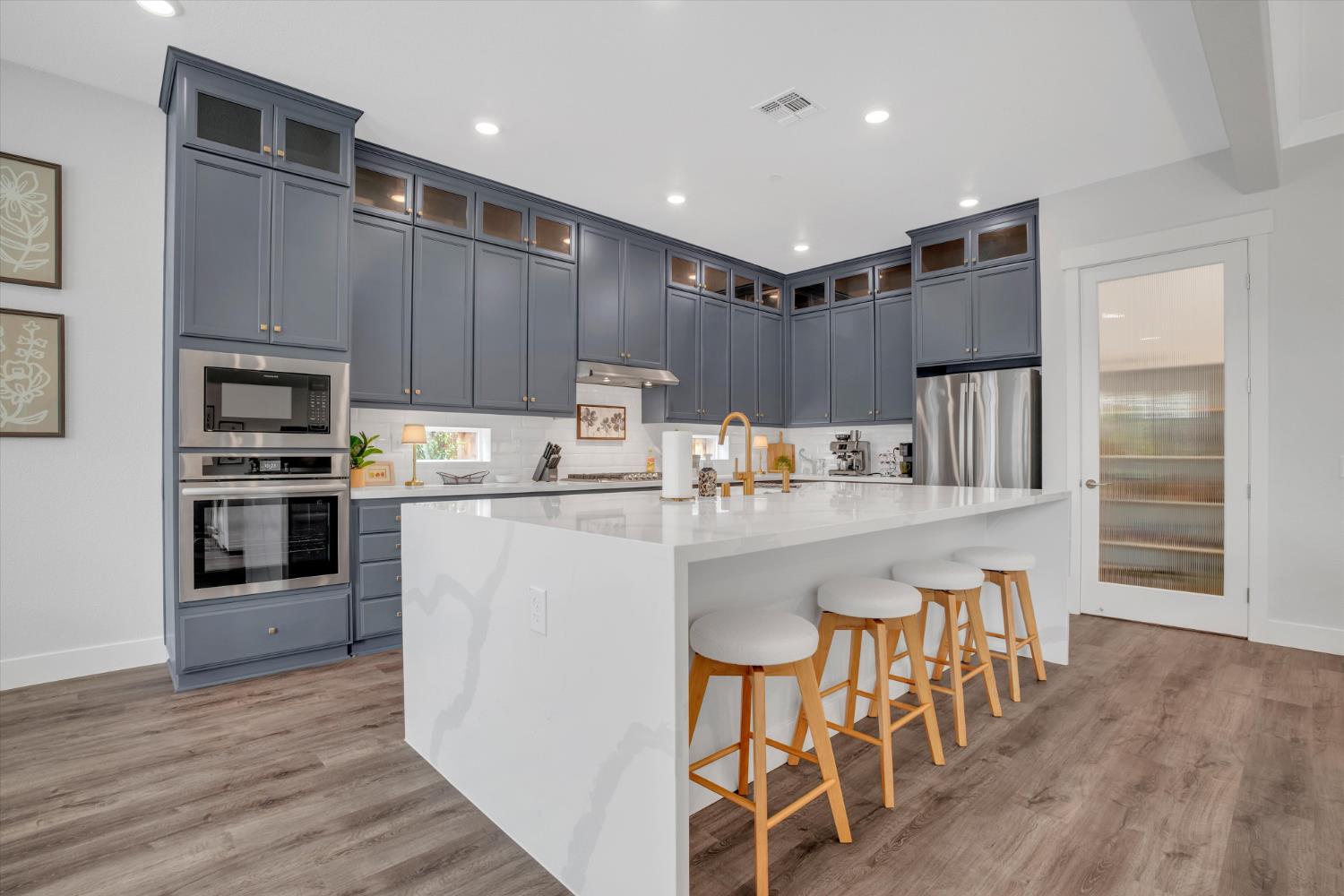 701 Victoria Dr, Manteca, CA 95336