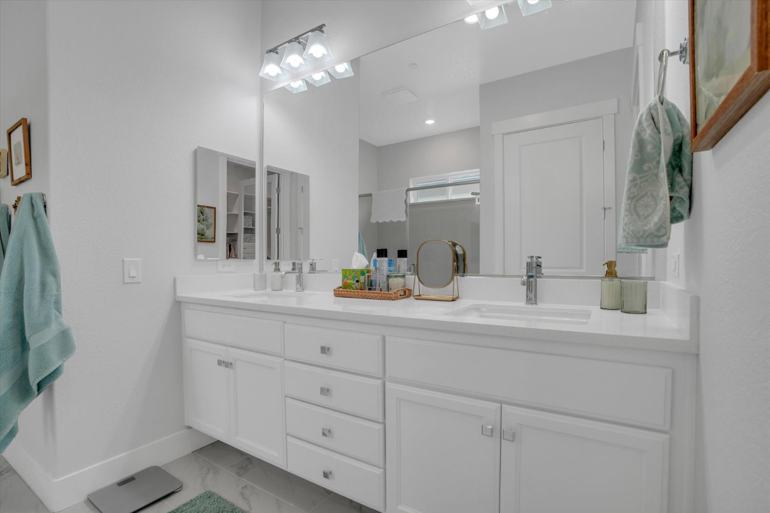 701 Victoria Dr, Manteca, CA 95336