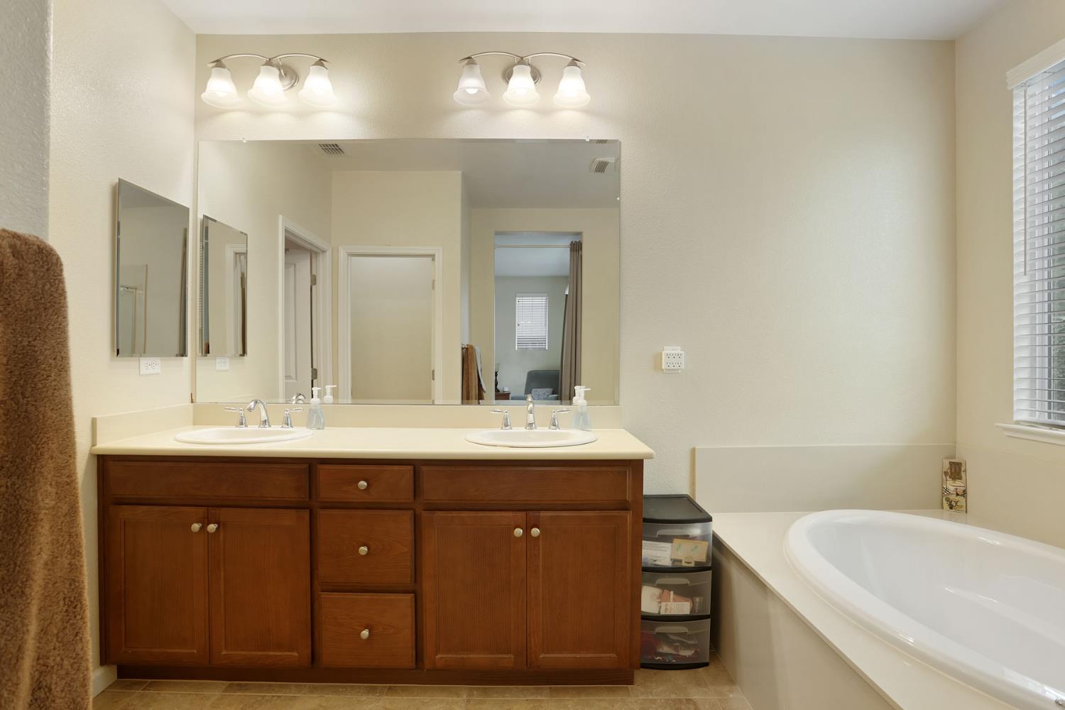 1094 Danilo Ct, Manteca, CA 95337