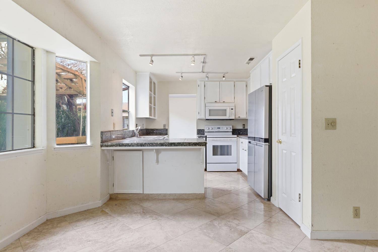 2400 Walnut Grove Way, Modesto, CA 95355