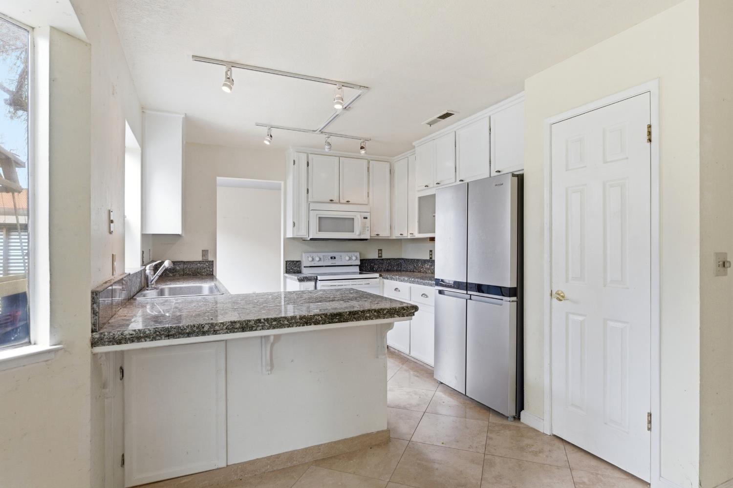 2400 Walnut Grove Way, Modesto, CA 95355