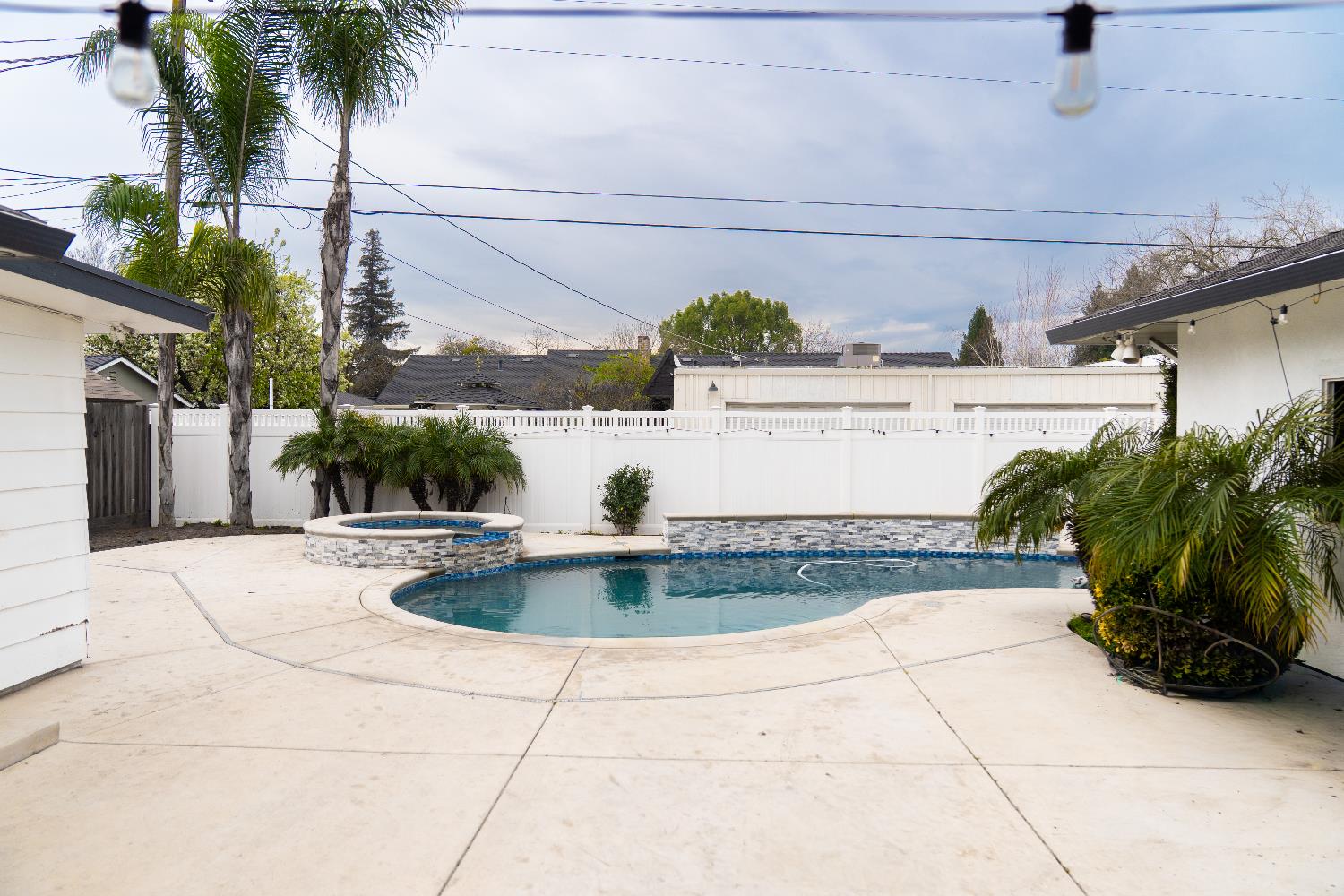 2220 N El Capitan Dr, Turlock, CA 95380