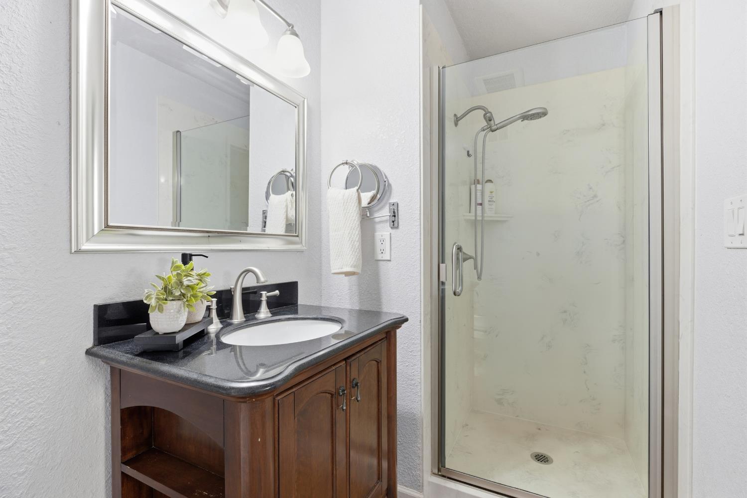 1316 Sharonwood Dr, Modesto, CA 95355