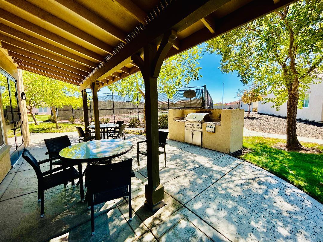 826 Grace Dr, Los Banos, CA 93635