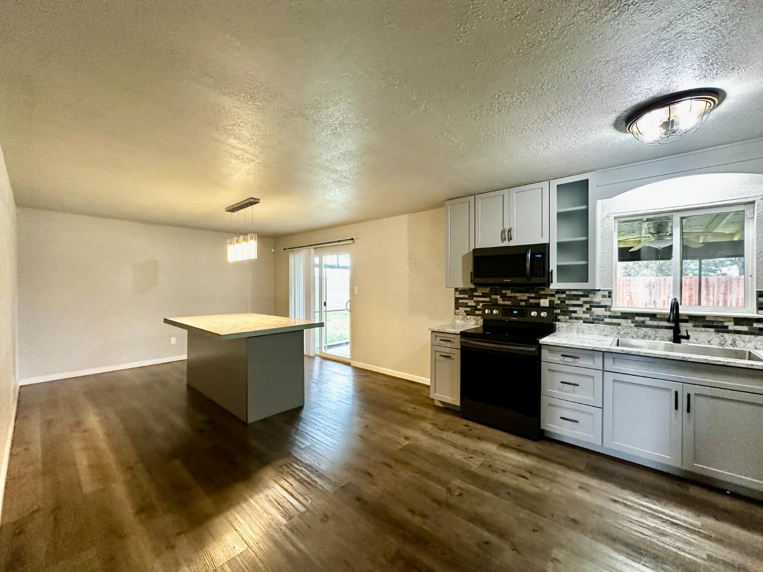 1253 E Louise Ave, Manteca, CA 95336