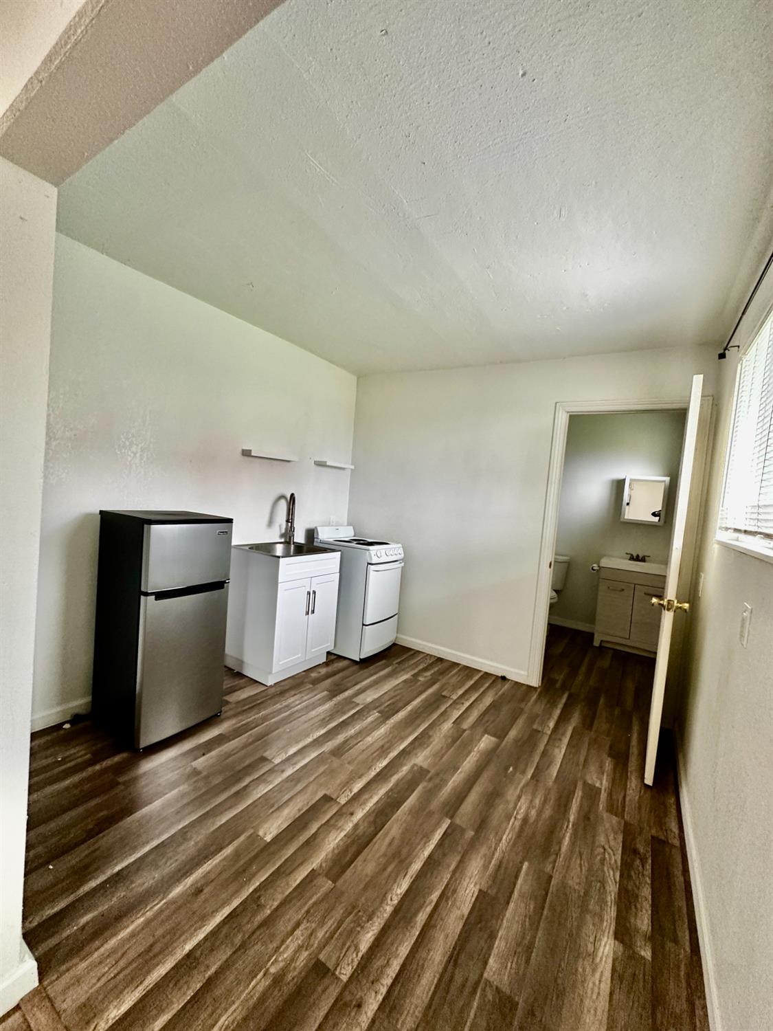 1253 E Louise Ave, Manteca, CA 95336