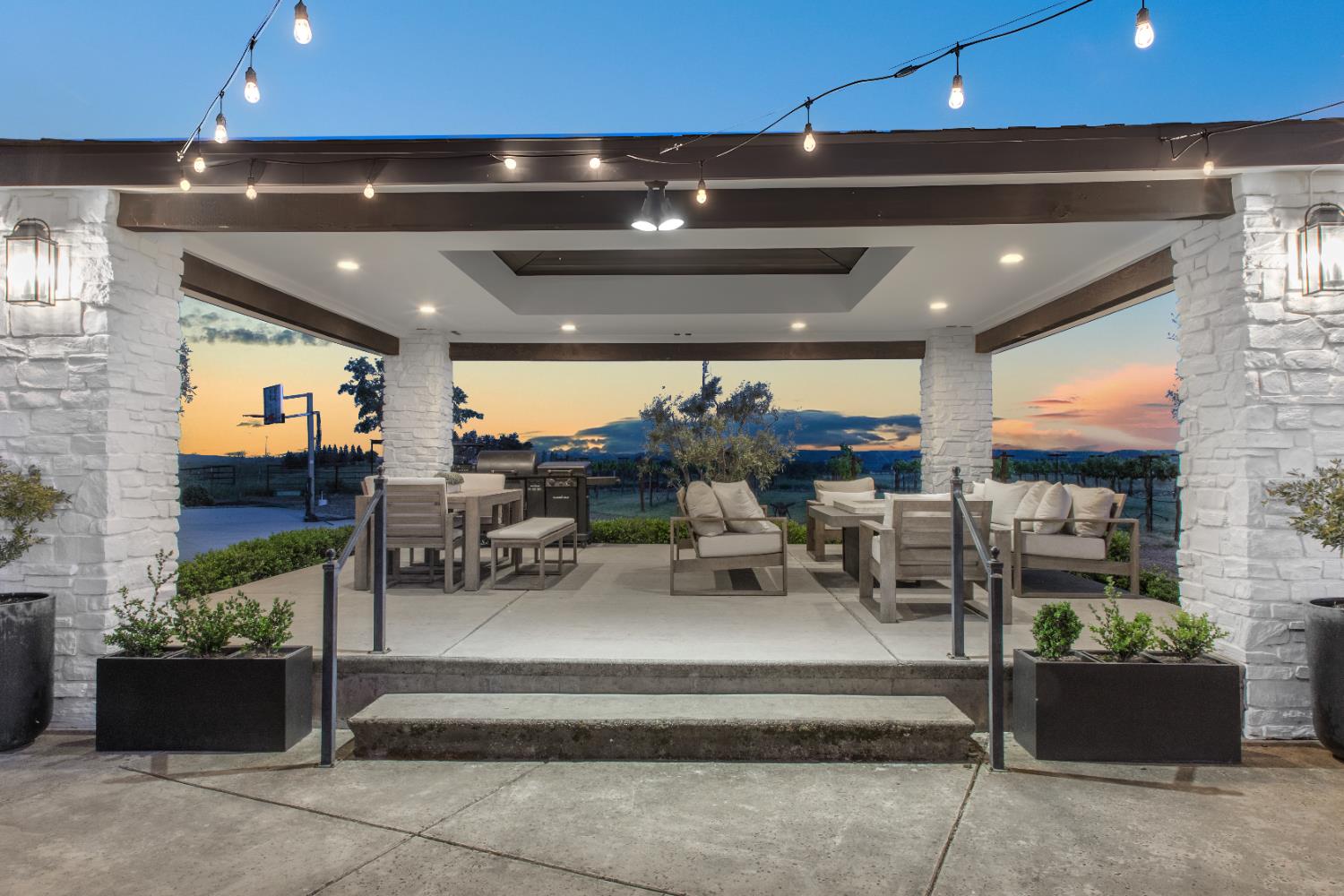 16641 Sonora Rd, Oakdale, CA 95361