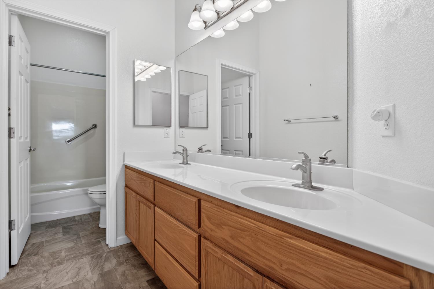 5514 Saxon Way, Riverbank, CA 95367