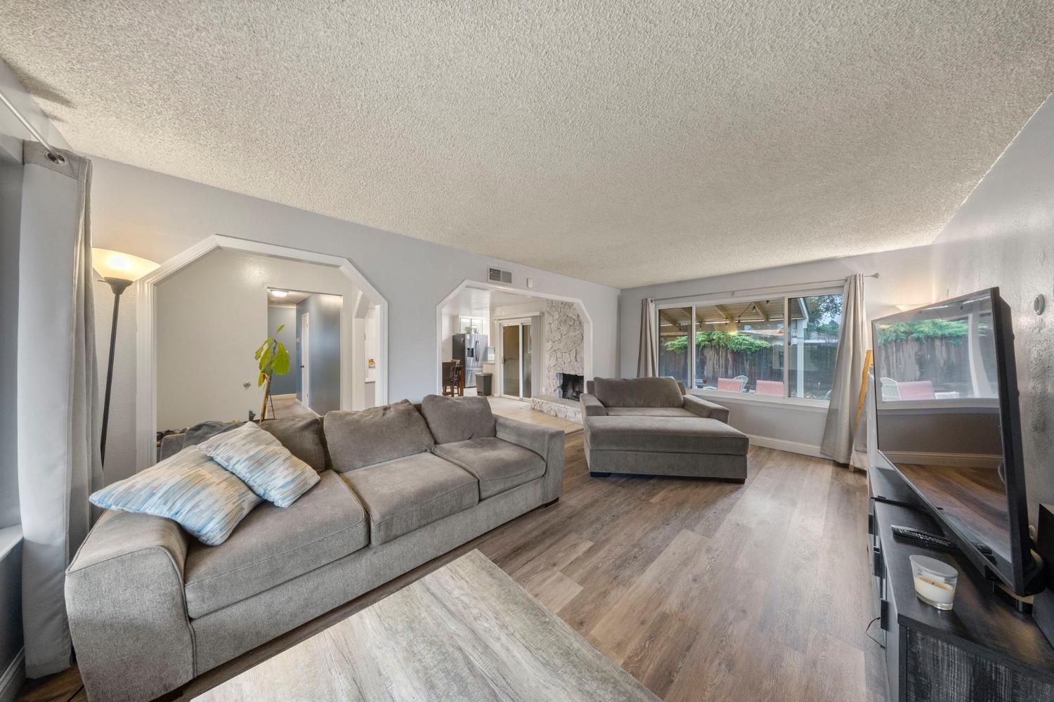 1313 Sharonwood Dr, Modesto, CA 95355