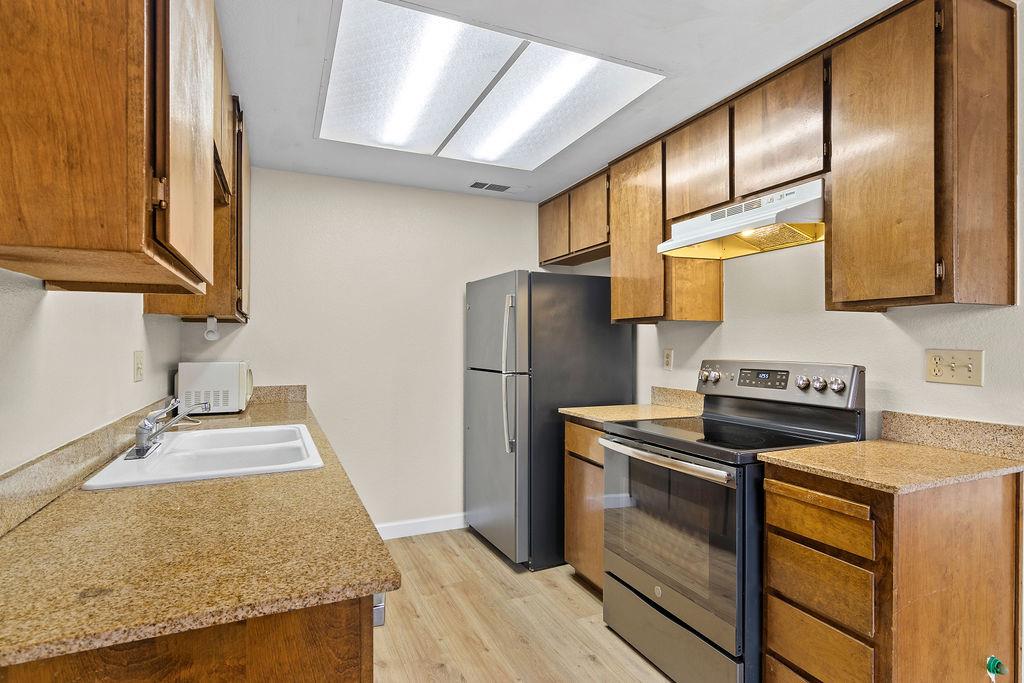 495 Cherry Ln #B, Manteca, CA 95337