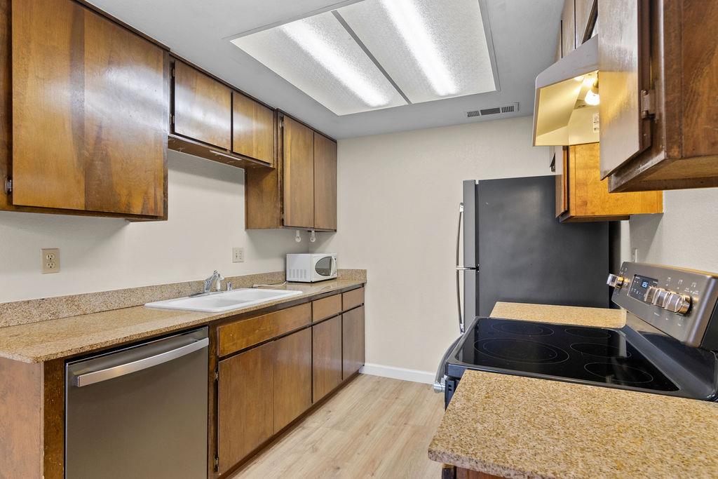 495 Cherry Ln #B, Manteca, CA 95337