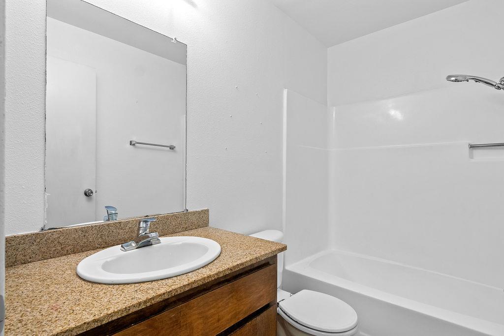 495 Cherry Ln #B, Manteca, CA 95337