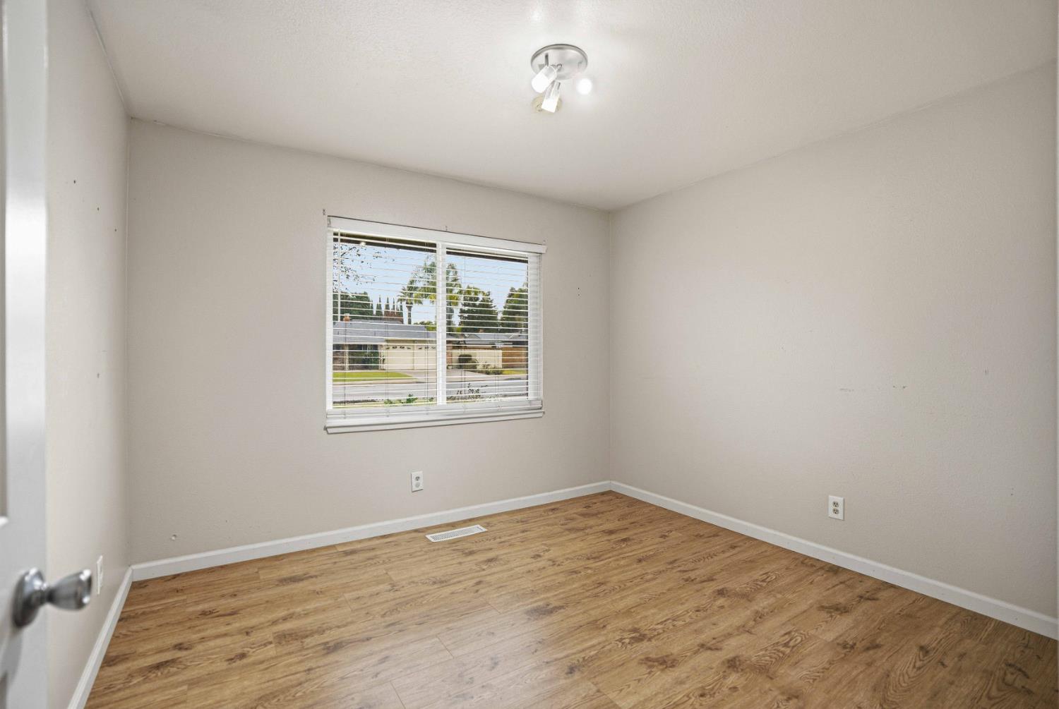 2500 Mira Flores Dr, Turlock, CA 95380