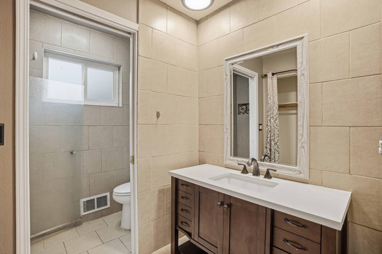 2500 Mira Flores Dr, Turlock, CA 95380