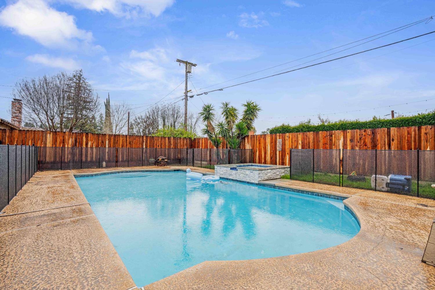 2500 Mira Flores Dr, Turlock, CA 95380