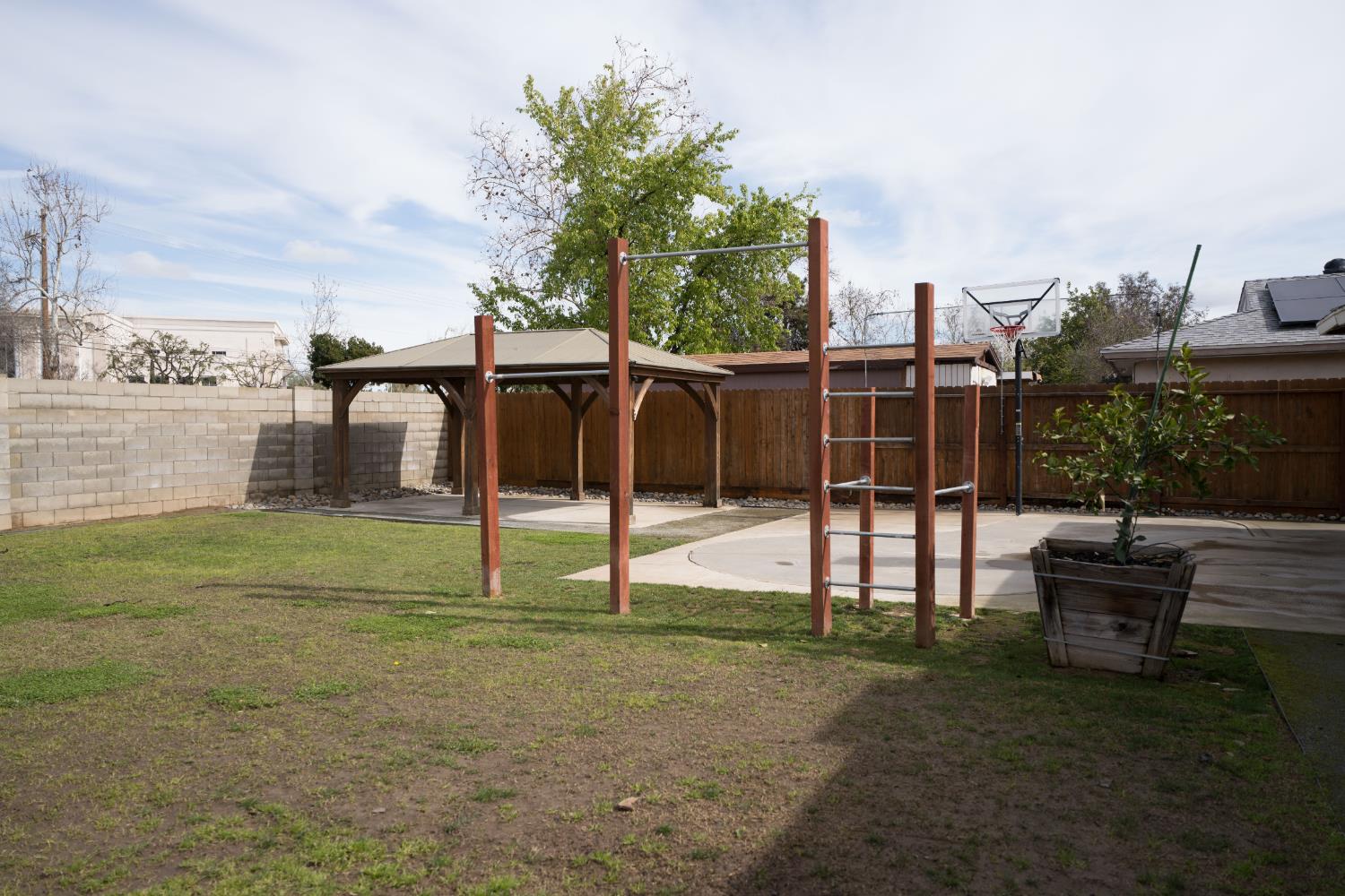 1576 E Warner, Fresno, CA 93710