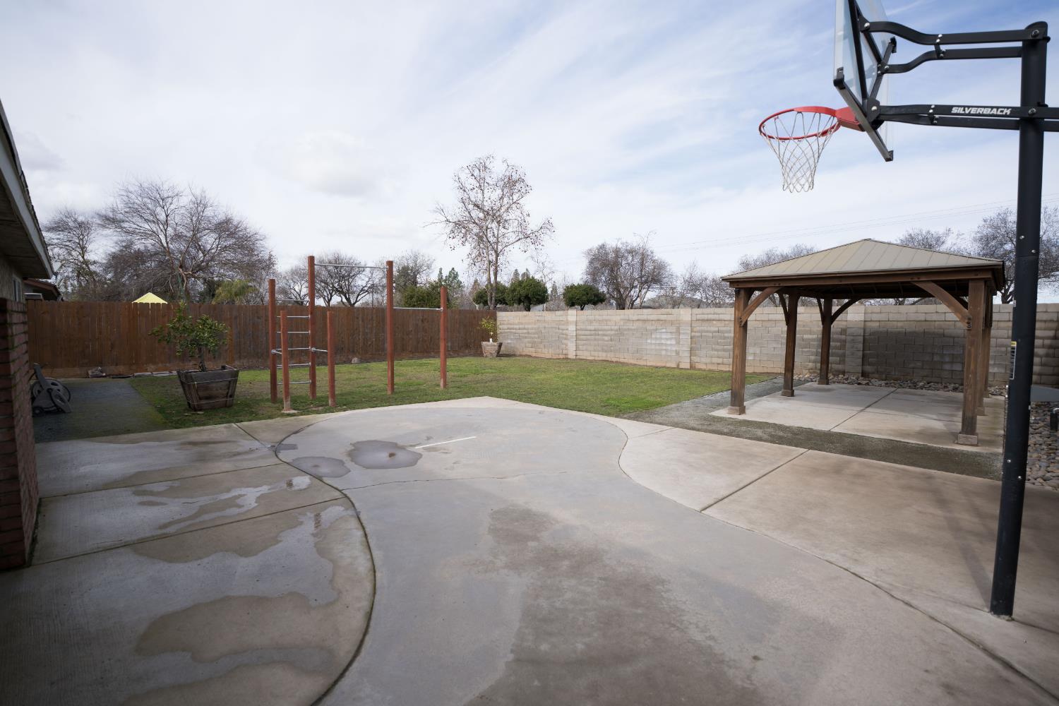 1576 E Warner, Fresno, CA 93710