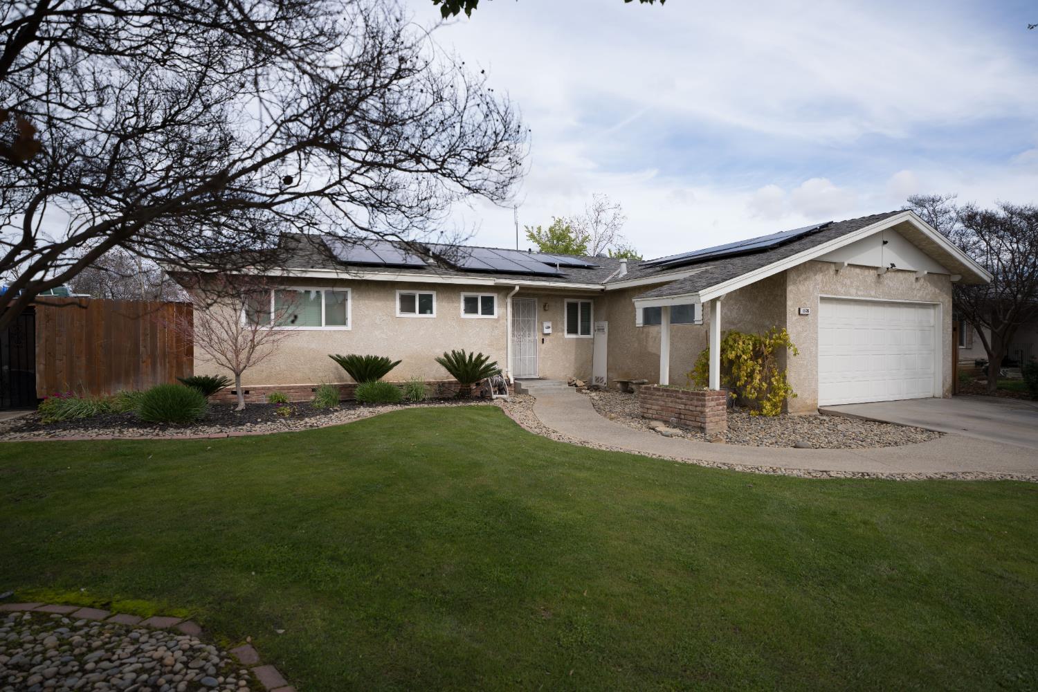 1576 E Warner, Fresno, CA 93710