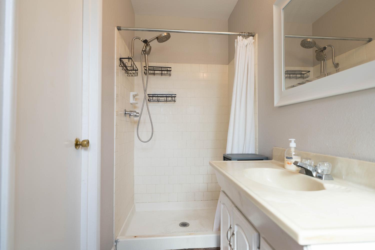 1576 E Warner, Fresno, CA 93710