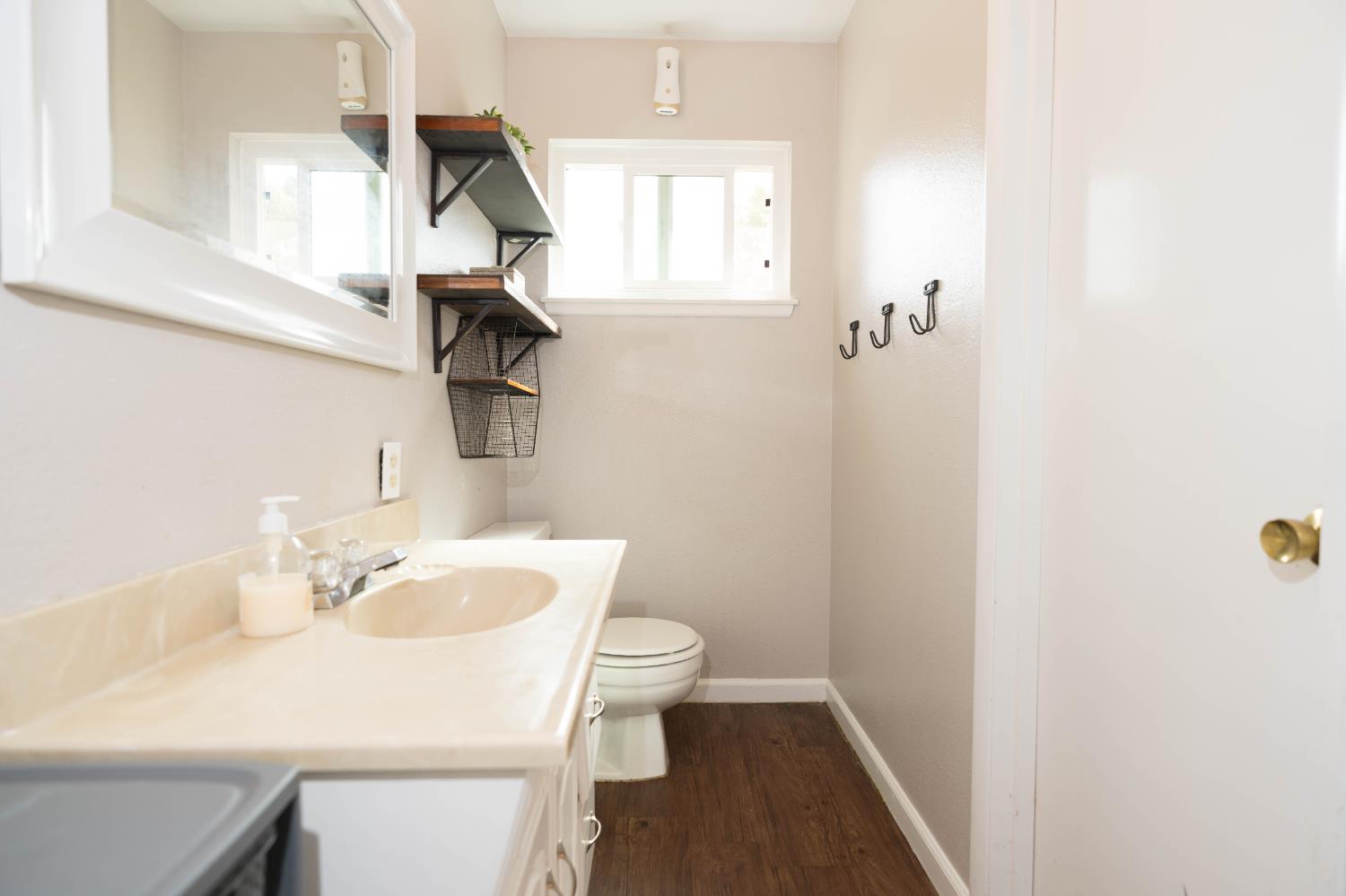 1576 E Warner, Fresno, CA 93710