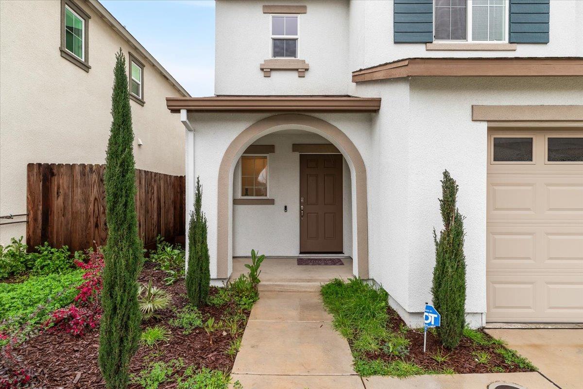 6421 Maple Leaf Ln, Riverbank, CA 95367