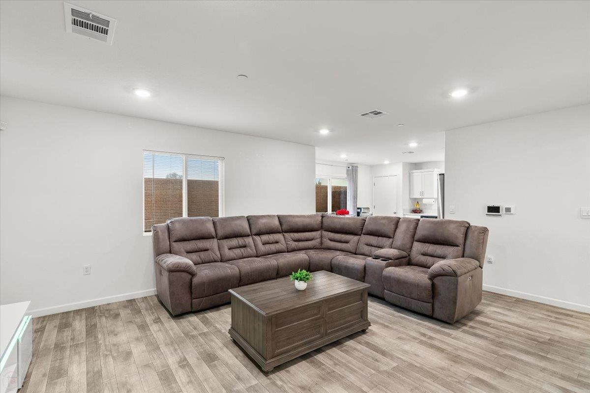 6421 Maple Leaf Ln, Riverbank, CA 95367