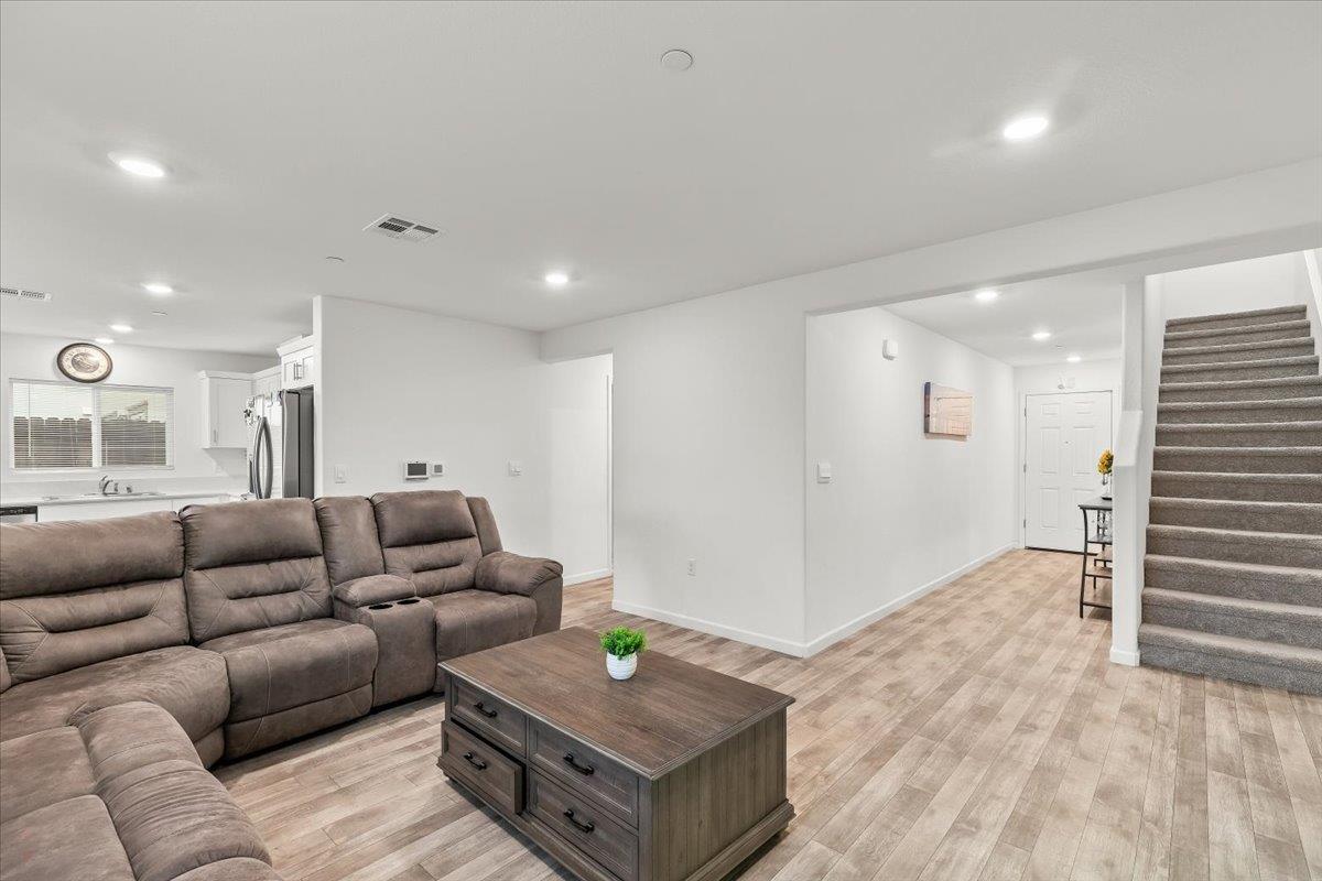 6421 Maple Leaf Ln, Riverbank, CA 95367