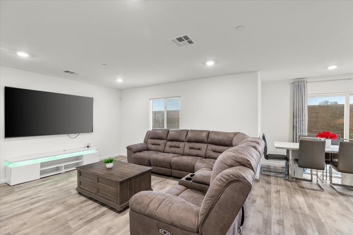 6421 Maple Leaf Ln, Riverbank, CA 95367