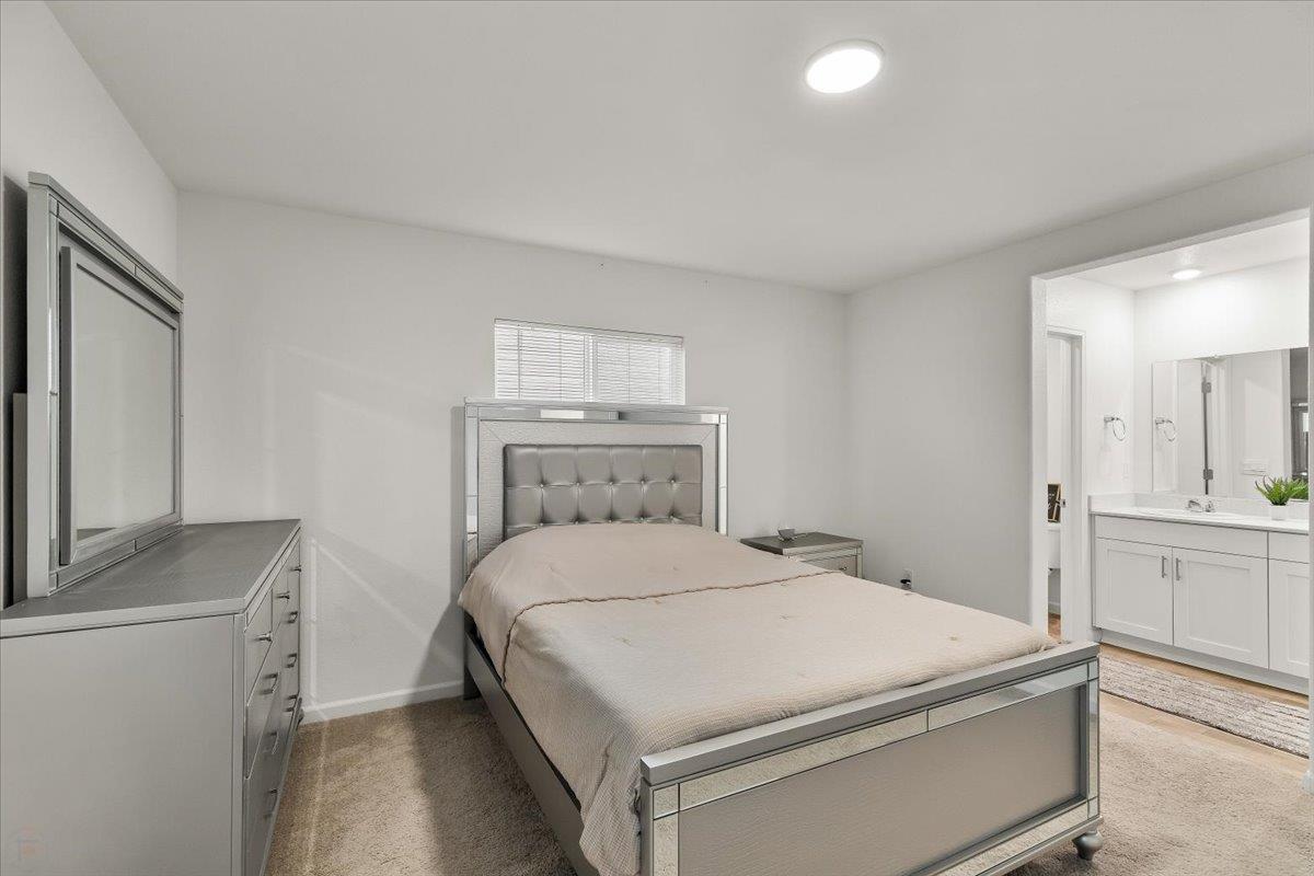 6421 Maple Leaf Ln, Riverbank, CA 95367