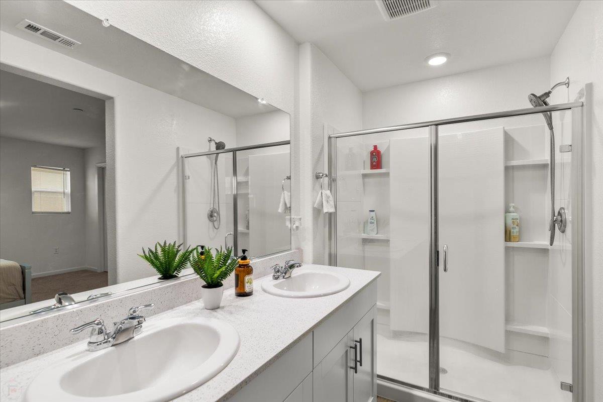 6421 Maple Leaf Ln, Riverbank, CA 95367