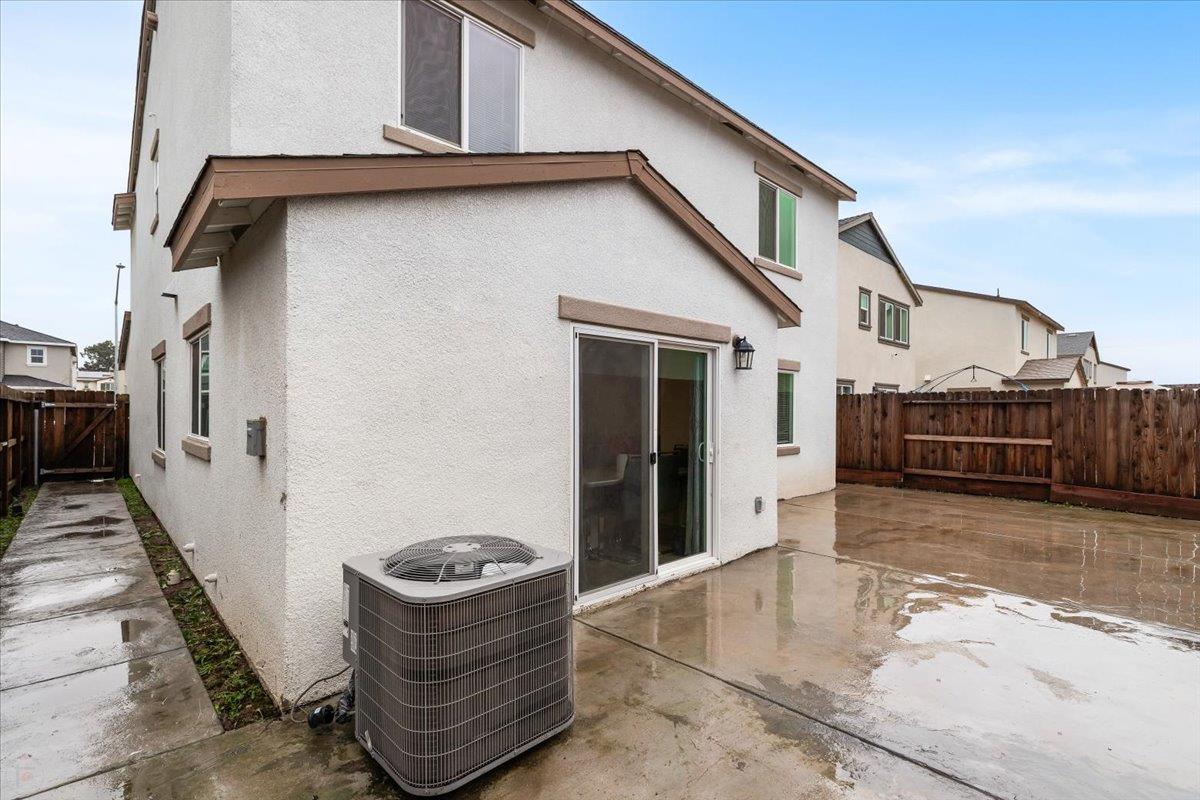 6421 Maple Leaf Ln, Riverbank, CA 95367