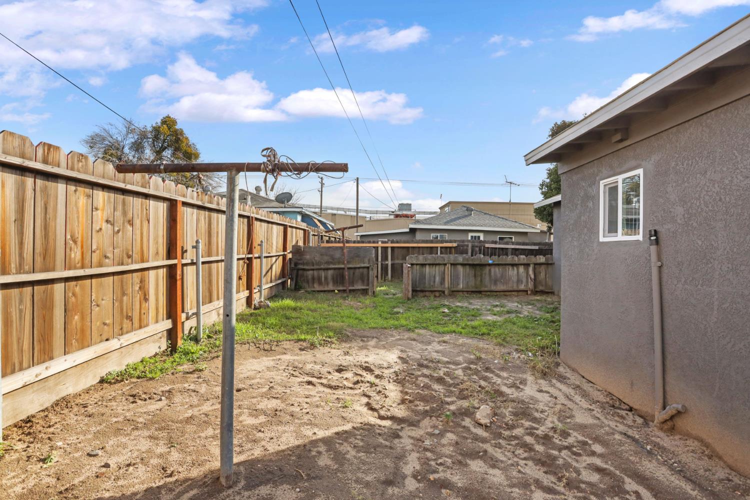 327 Hosmer Ave, Modesto, CA 95351