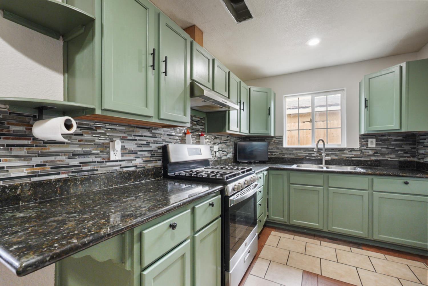 1518 Plumas Ave, Modesto, CA 95358