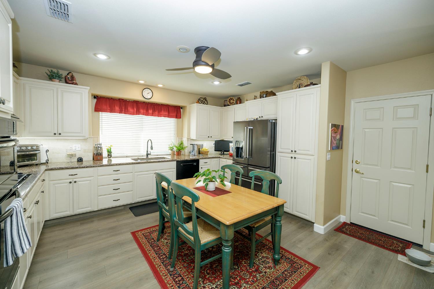 404 Solmar Ct, Oakdale, CA 95361