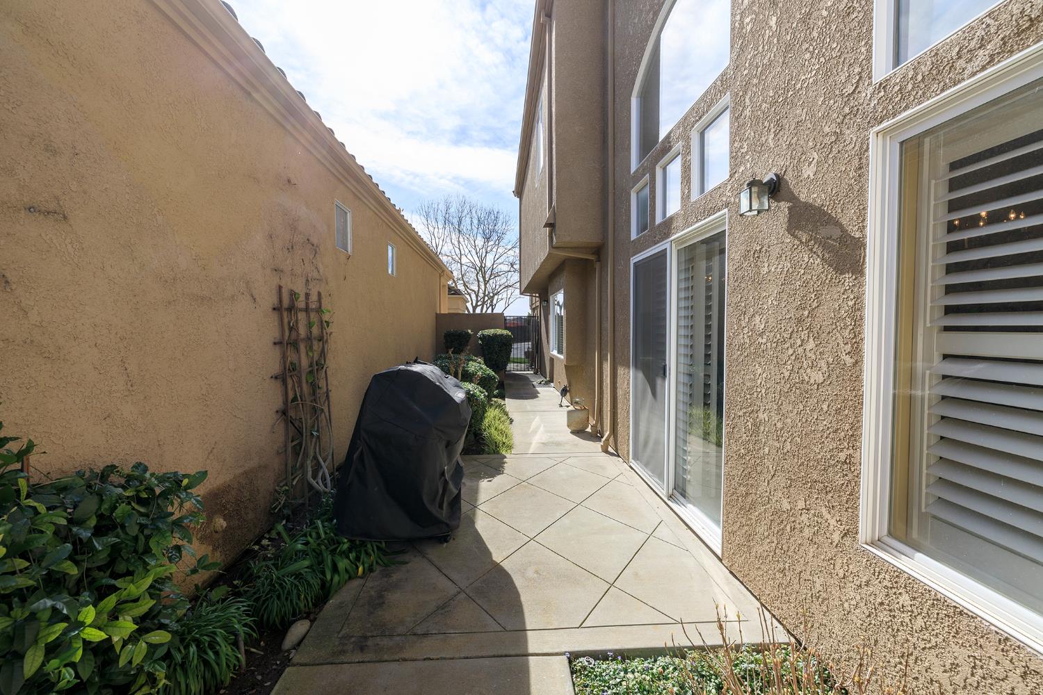 404 Solmar Ct, Oakdale, CA 95361