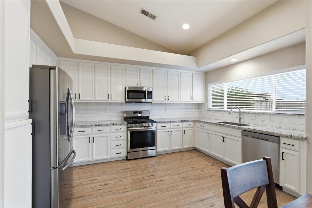 5449 Medallion Ct, Riverbank, CA 95367