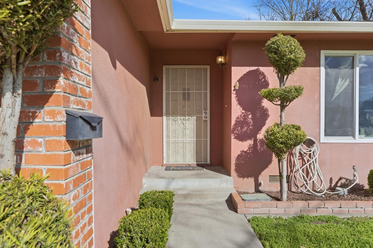 3432 Colonial Dr, Modesto, CA 95350