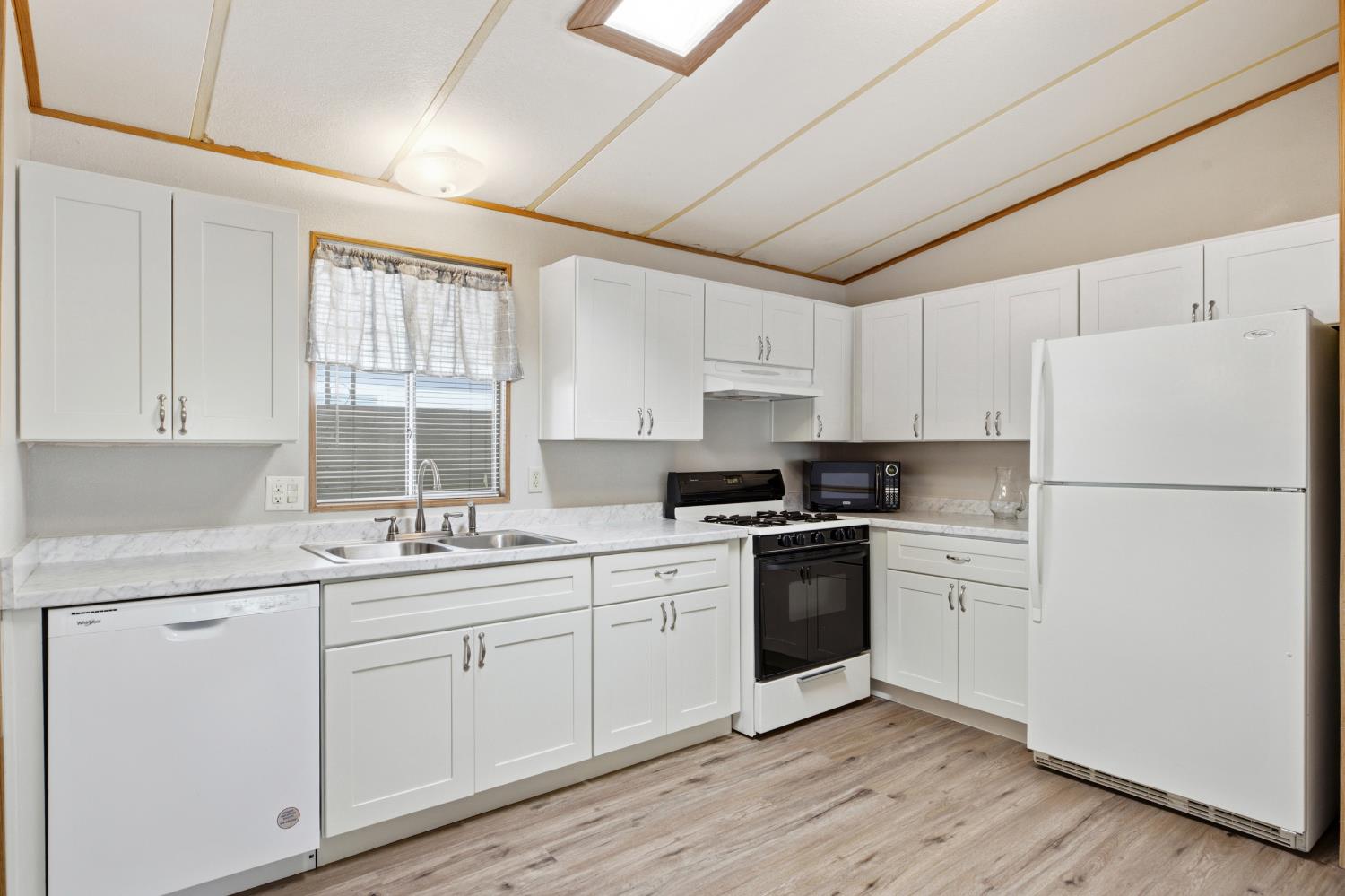 1459 Standiford Ave #98, Modesto, CA 95350