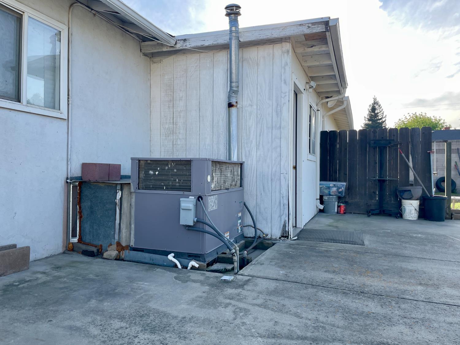 1120 W F St, Oakdale, CA 95361