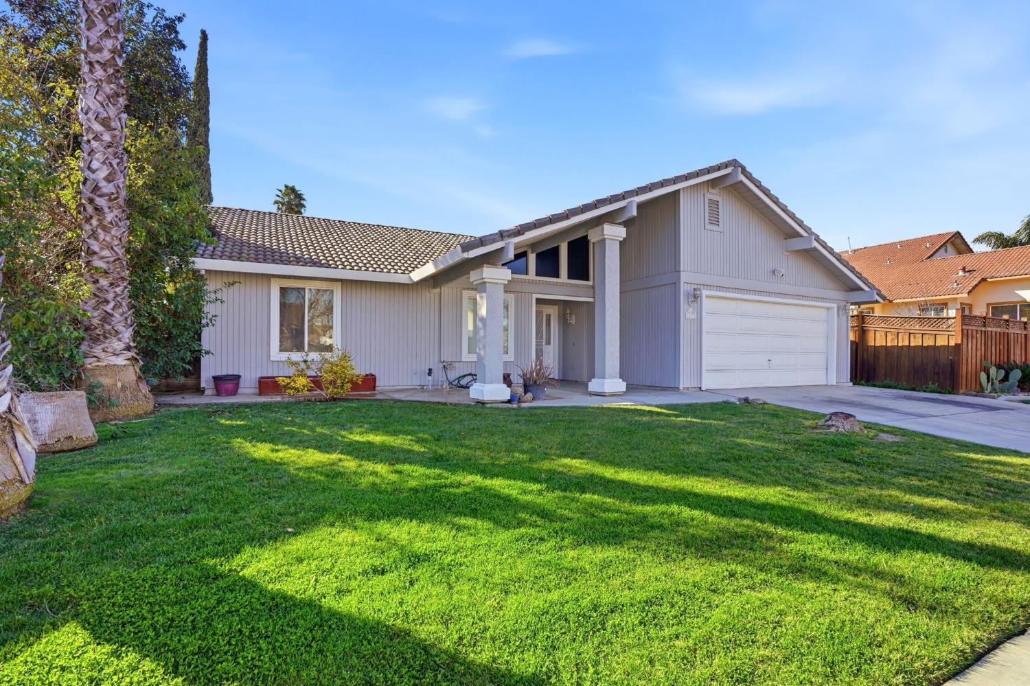 537 Elmwood Dr, Los Banos, CA 93635