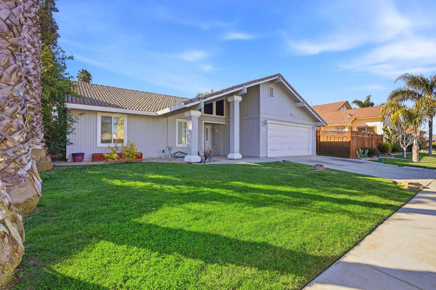 537 Elmwood Dr, Los Banos, CA 93635