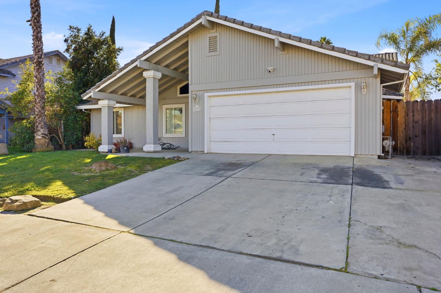 537 Elmwood Dr, Los Banos, CA 93635