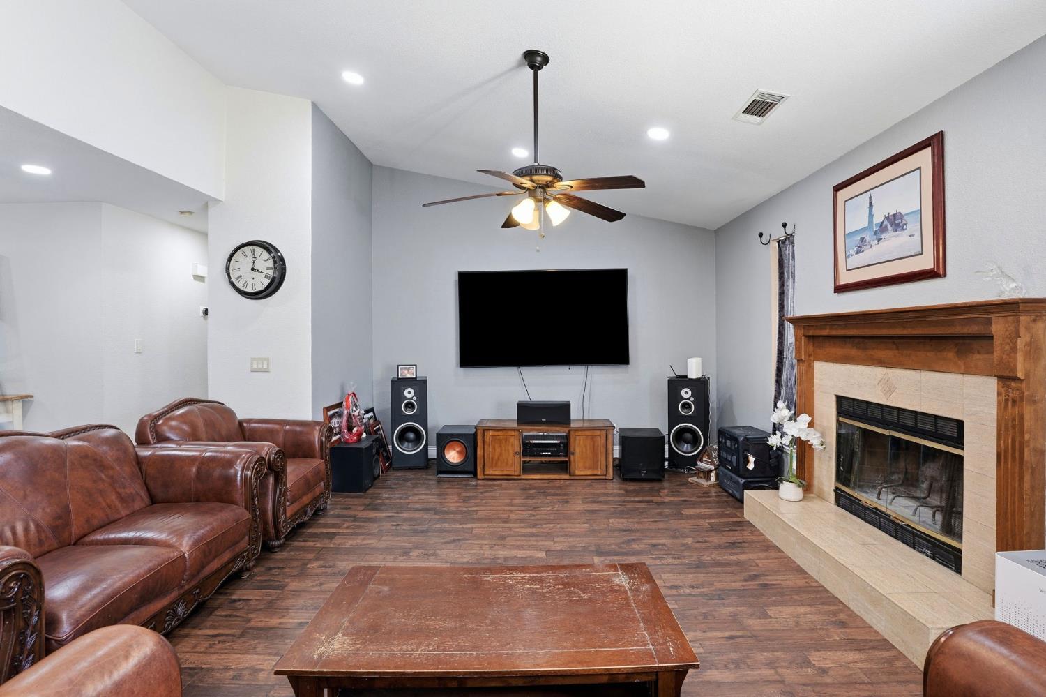 537 Elmwood Dr, Los Banos, CA 93635