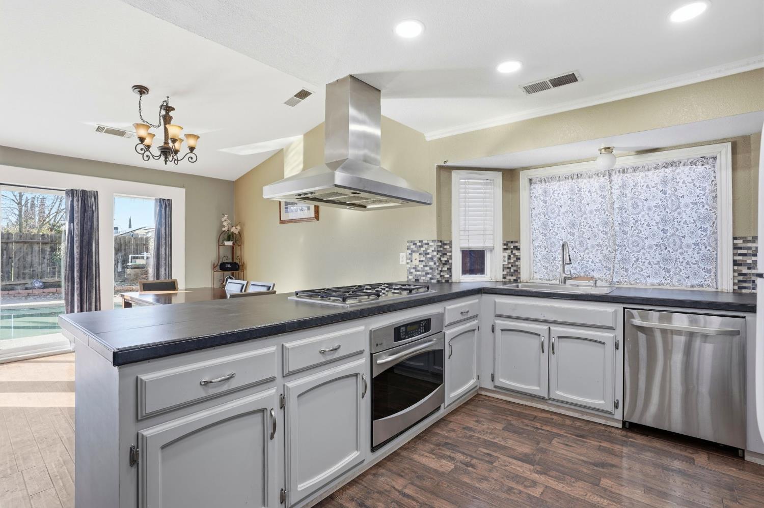 537 Elmwood Dr, Los Banos, CA 93635