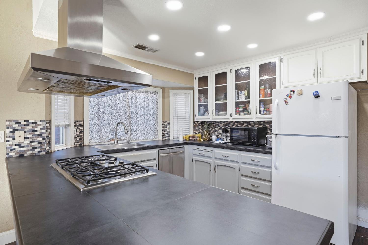 537 Elmwood Dr, Los Banos, CA 93635