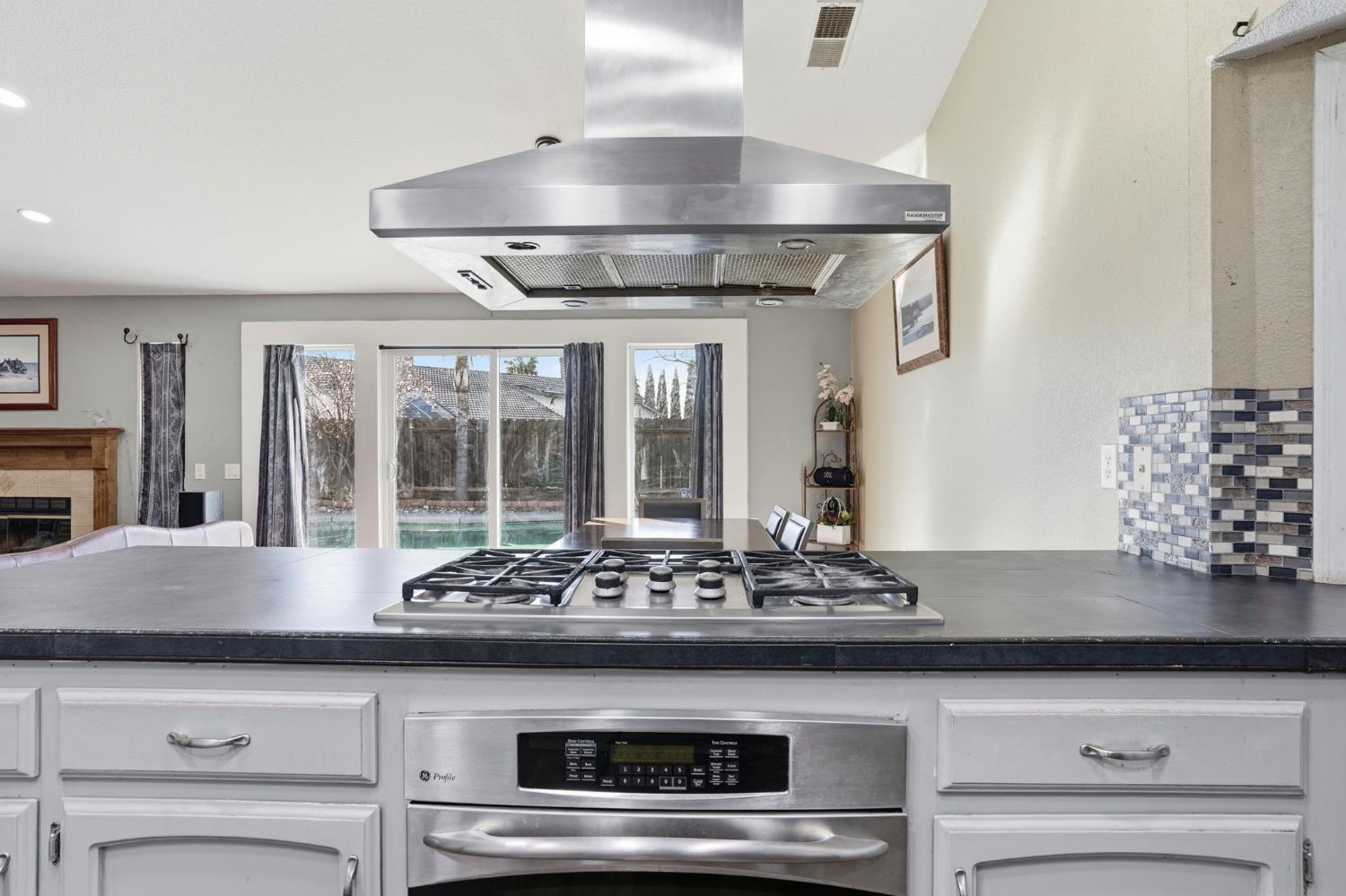 537 Elmwood Dr, Los Banos, CA 93635