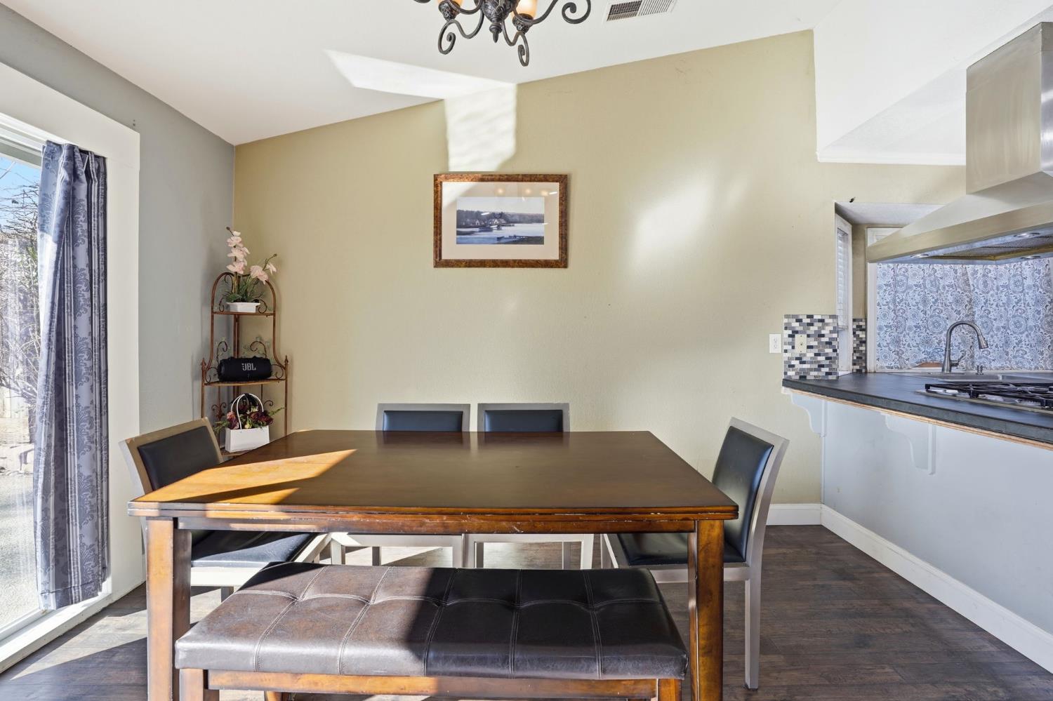 537 Elmwood Dr, Los Banos, CA 93635